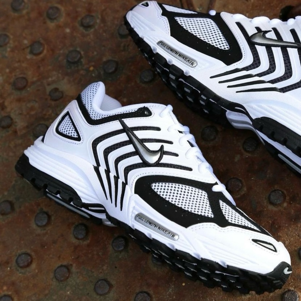 Nike Air Pegasus 2K5 in White/Metallic Silver